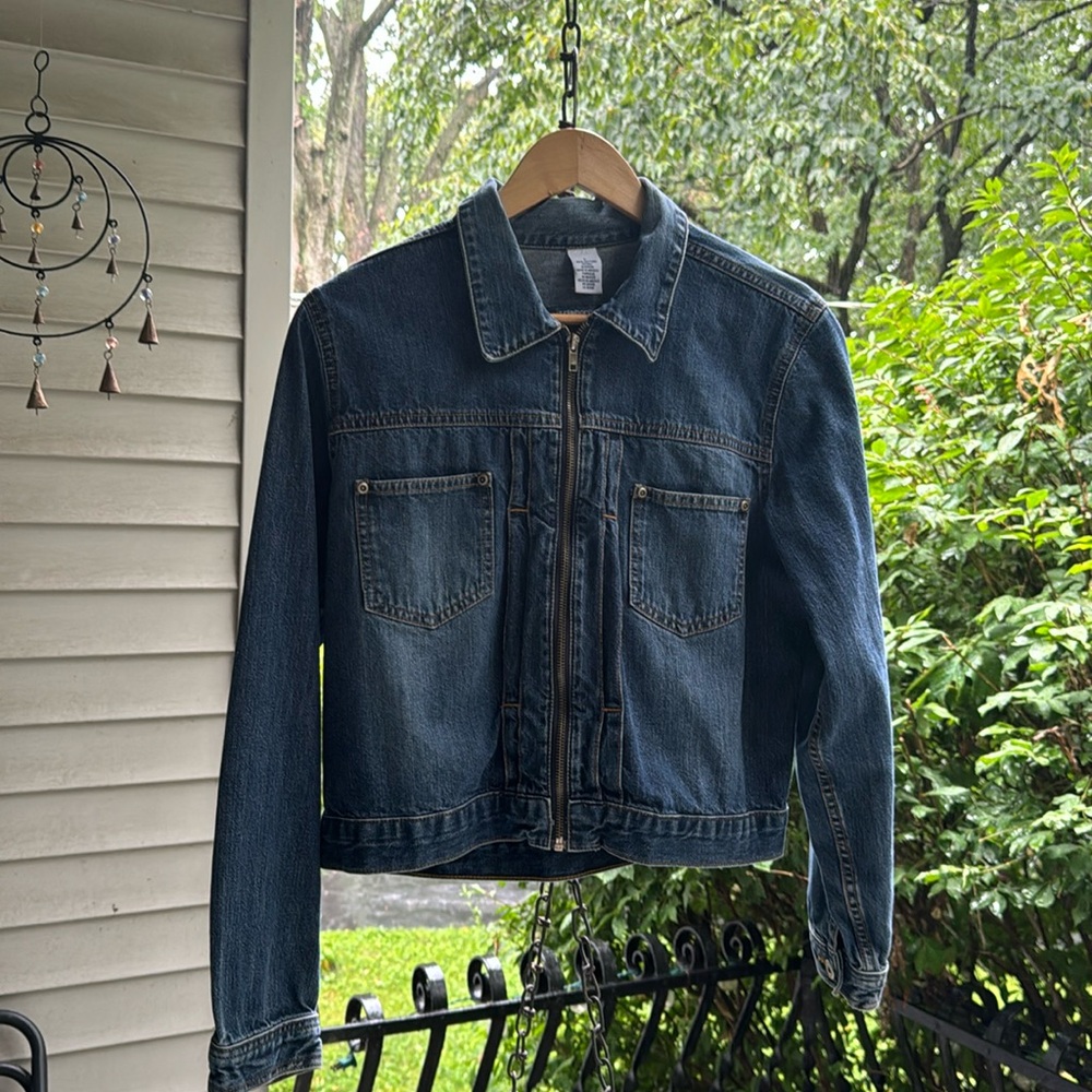 Liz Claiborne Denim Jacket w zipper. Large. Good condition. Classic staple!